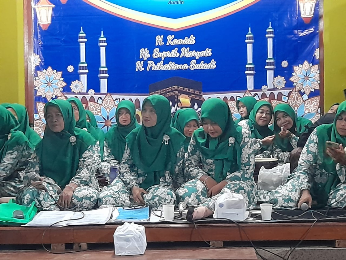 Warga ngemplak 2 menghadiri Tasyakuran