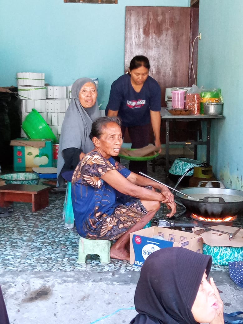 Membantu masak memasak dalam rangka pengajian dusun ngemplak1