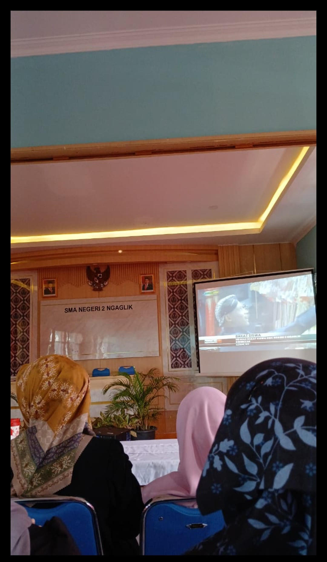 Perremuan wali murid baru dr dsn meces