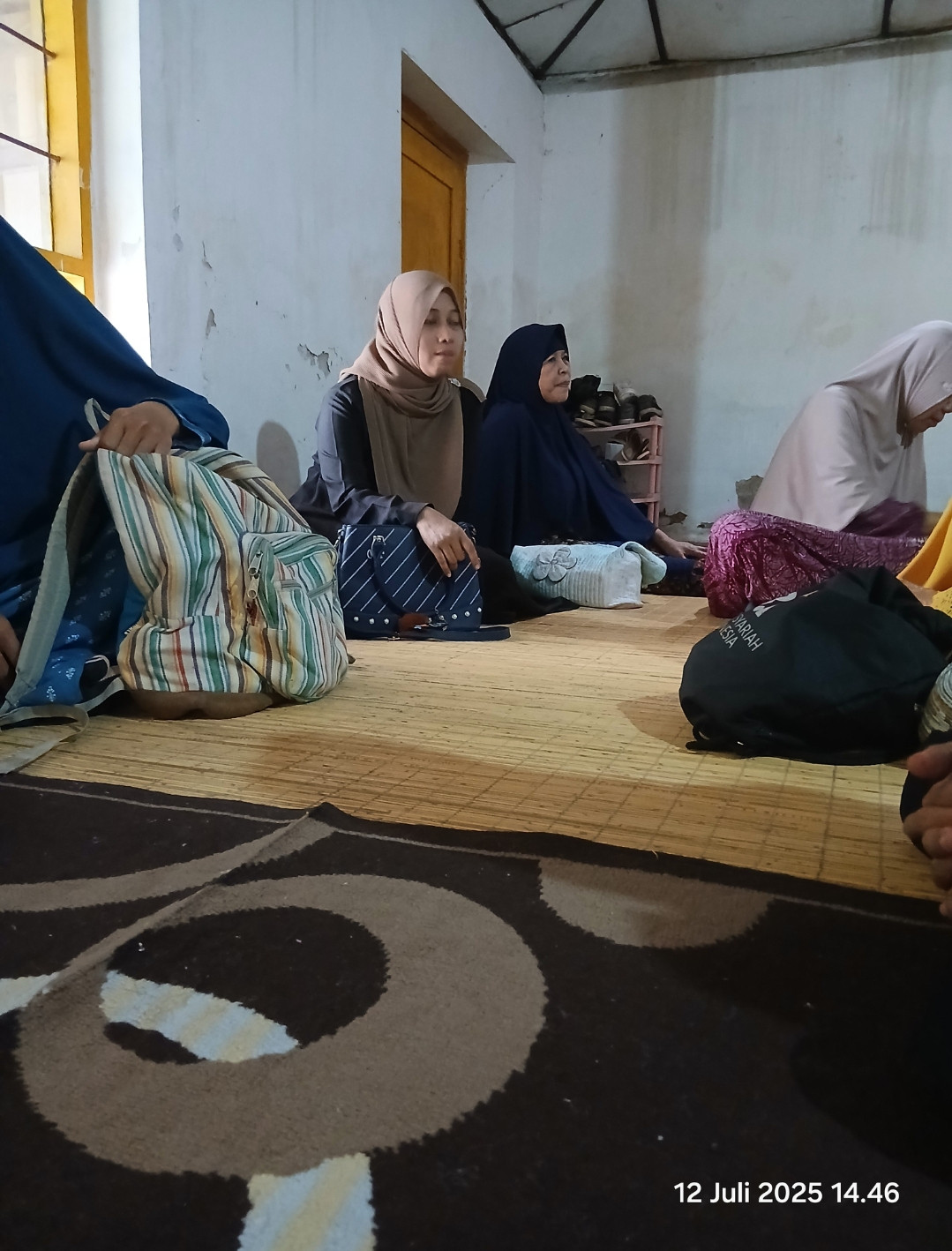 Warga cilikan bezuk orang sakit