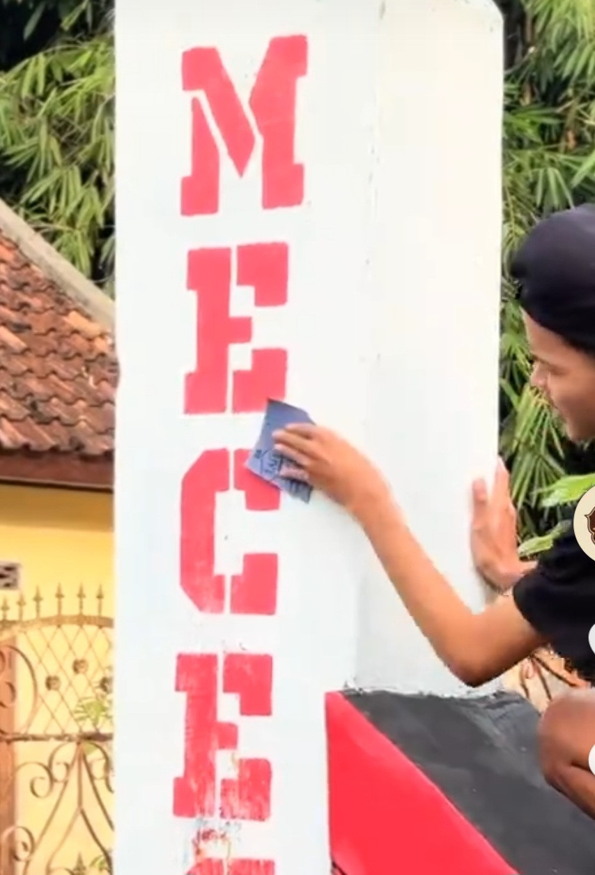 Pengamplasan gapura dusun meces