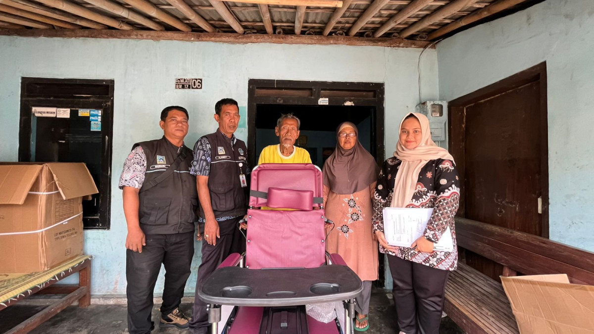 Warga ngemplak 2 menerima bantuan kursi roda dinasosial
