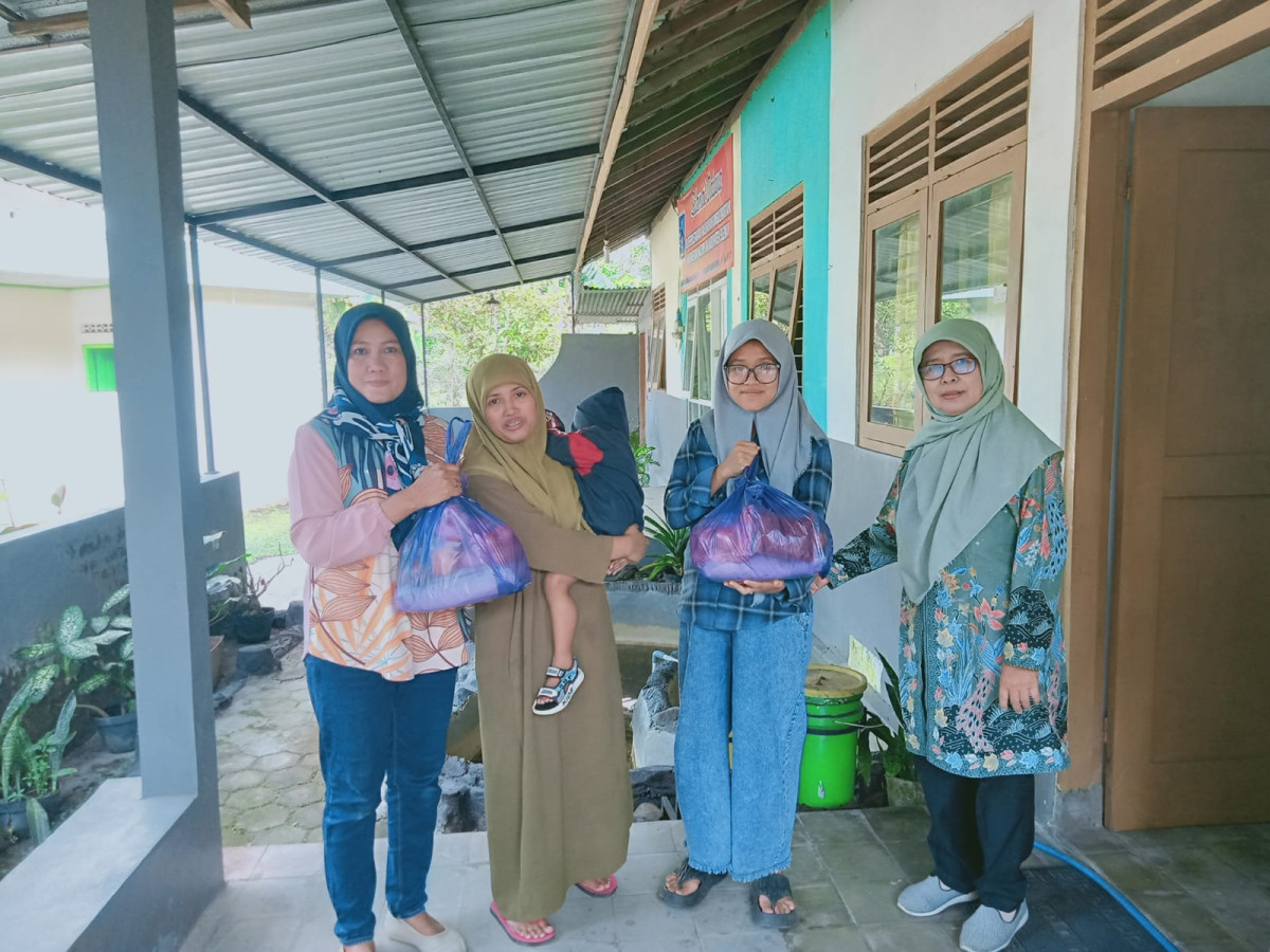 Kader sapen menyerahkan bantuan pmt