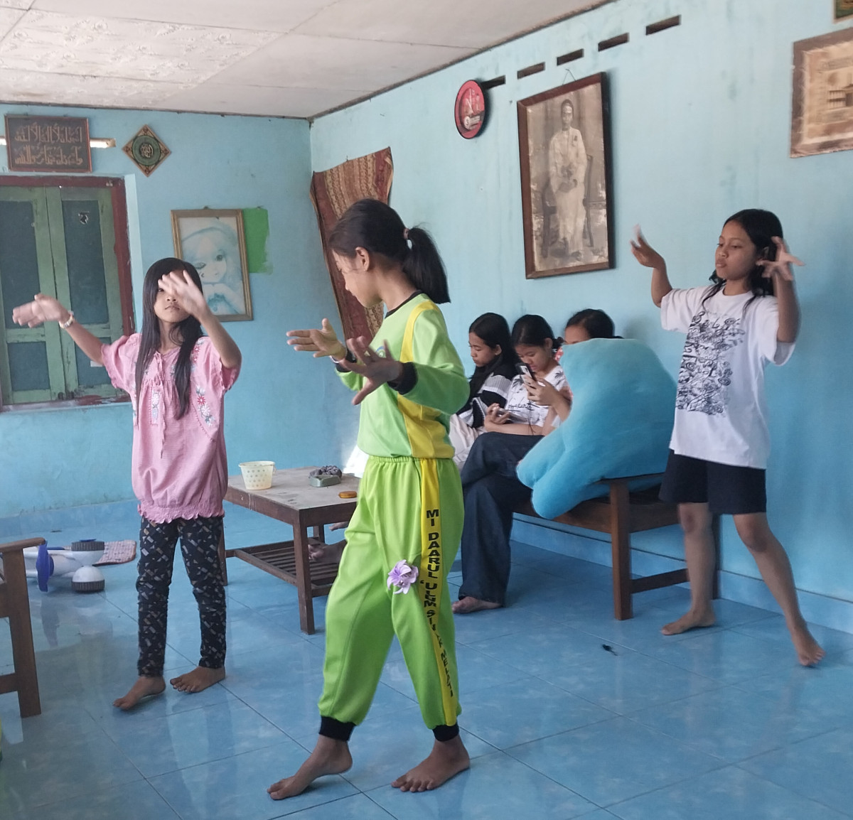 Latihan tari tari dsn meces