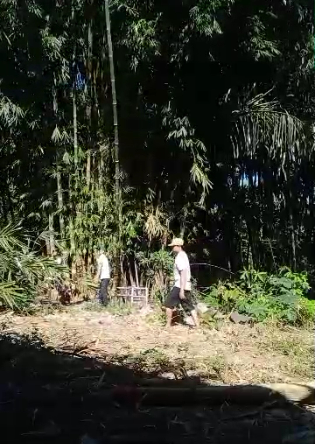 Gotong royong persiapan pemasangan umbul2 dr rt 02 dsn meces