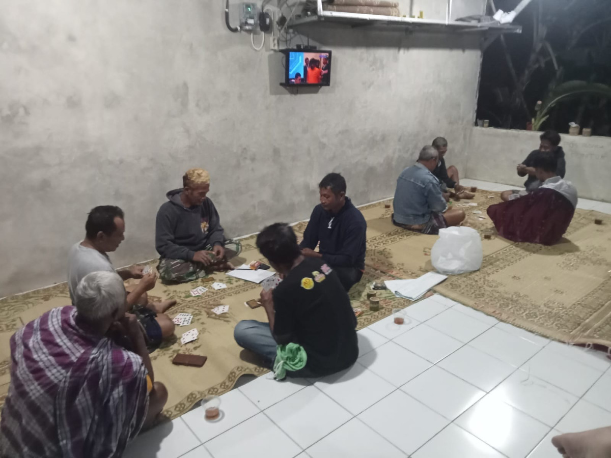 Warga puntuk RW 19 melakukan ronda malam