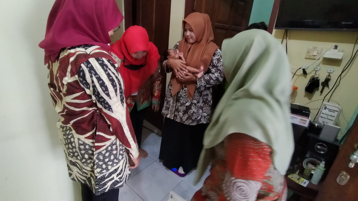 Kunjungan Rumah sasaran bayi baru lahir oleh ibu dukuh puntuk