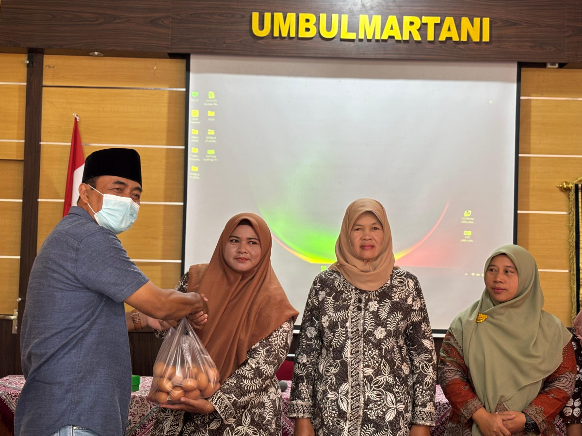 Pemberian bahan bagi balita stunting puntuk oleh kalurahan