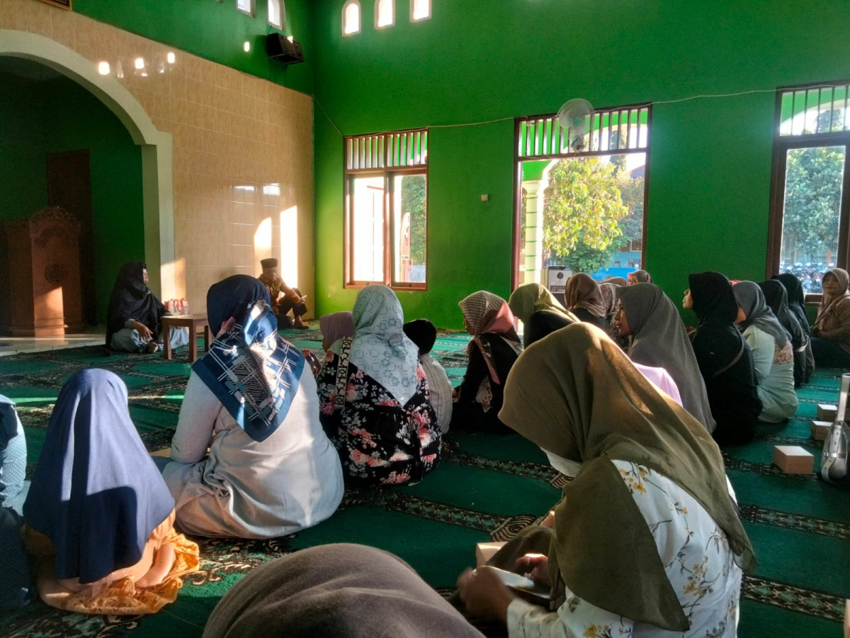 Wali Murid Puntuk menghadiri pengajian wali murid SDN