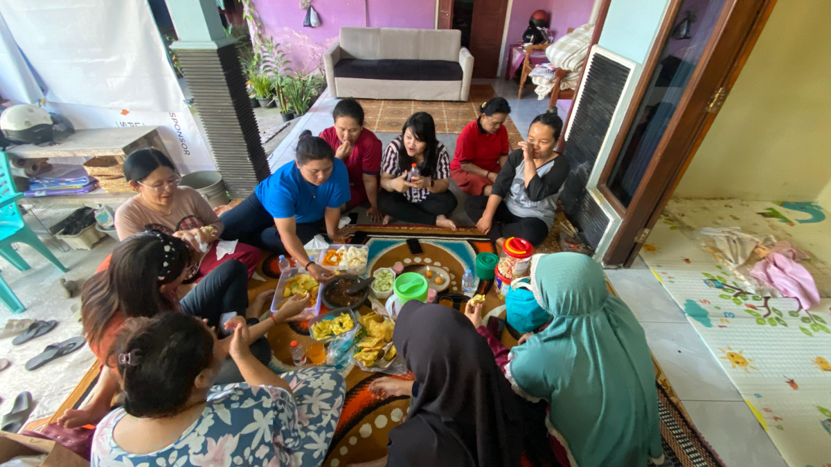 Makan bersama warga dongkelsari puntuk setelah kegiatan Dusun