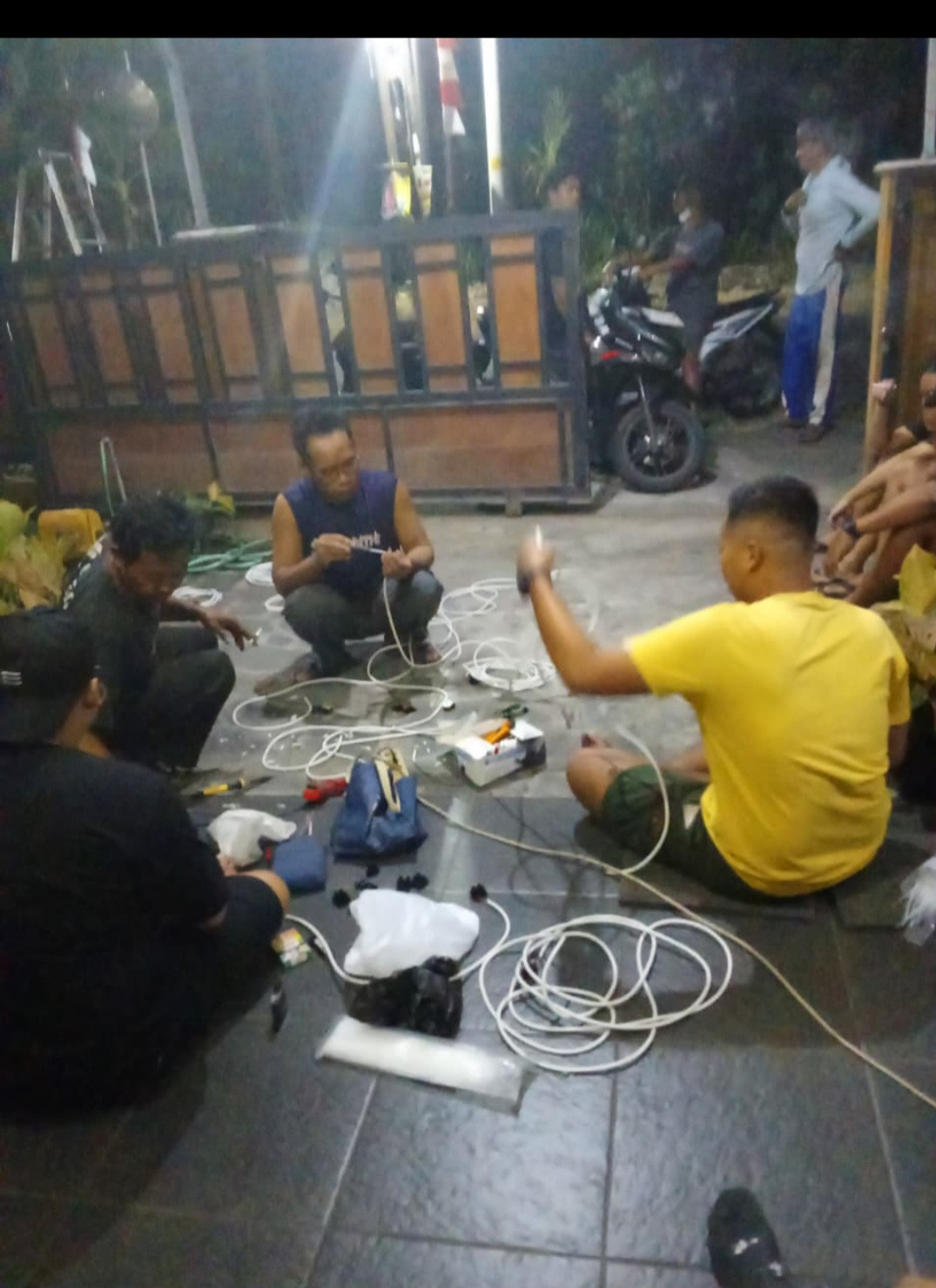 Goyong roiong pemasangan lampu hias rt 01 dsn meces