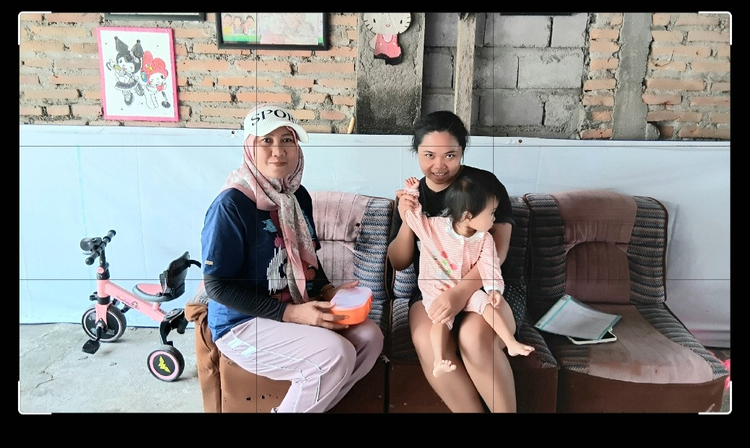 Kader sapen mengantarkan PMT lokal