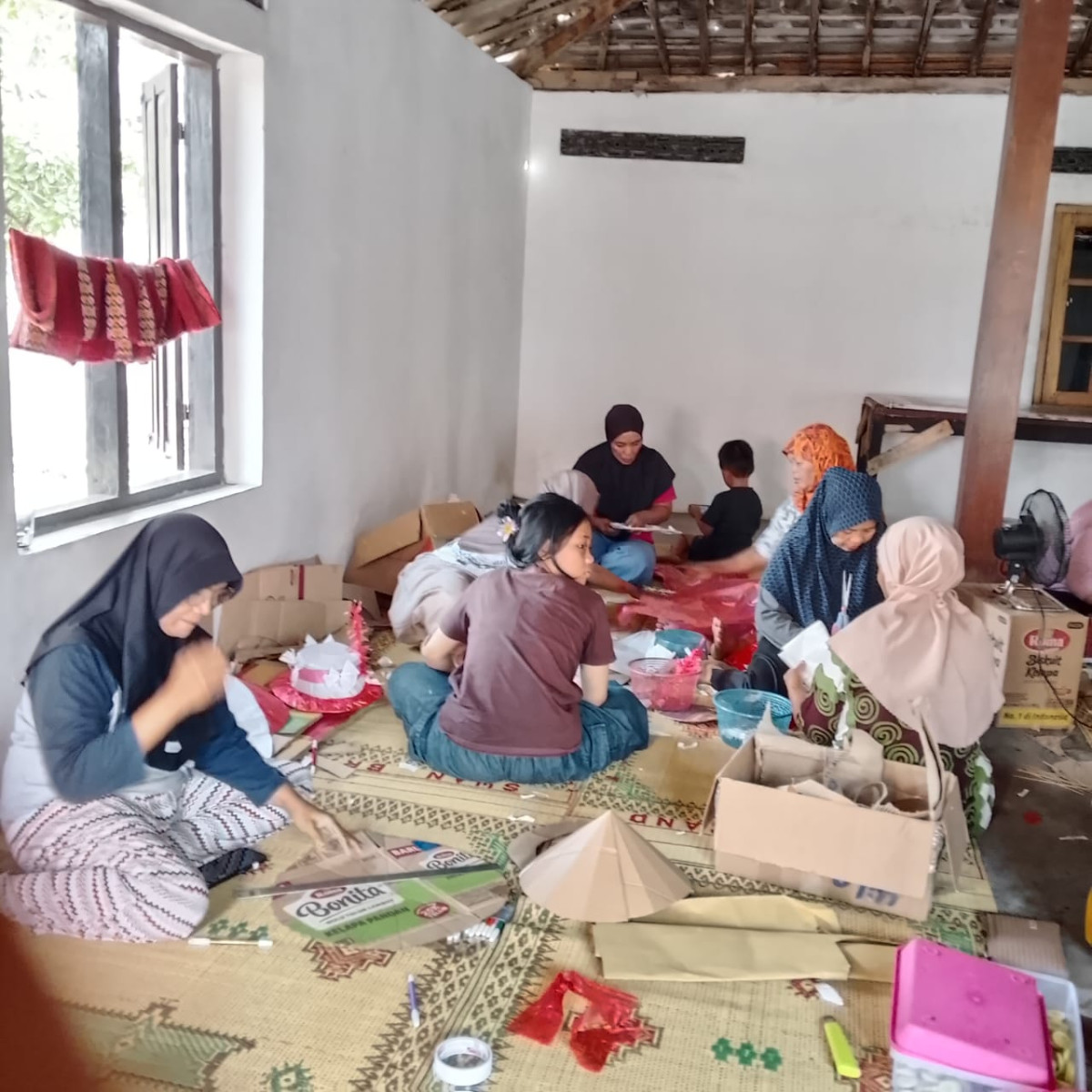 Membuat atribut karnaval rt 03 dsn meces