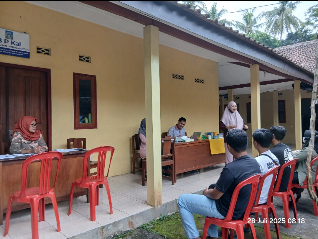 Kader poskesdes umbulmartani membantu tim brin dalam.pengambilan sampel