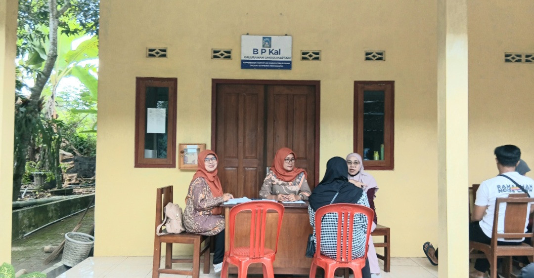 Kader sapen membantu pengambilan sampel darah