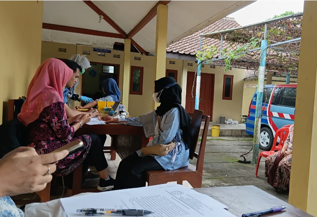 Kader sapen membantu pengambilan sampel darah hari ke 2