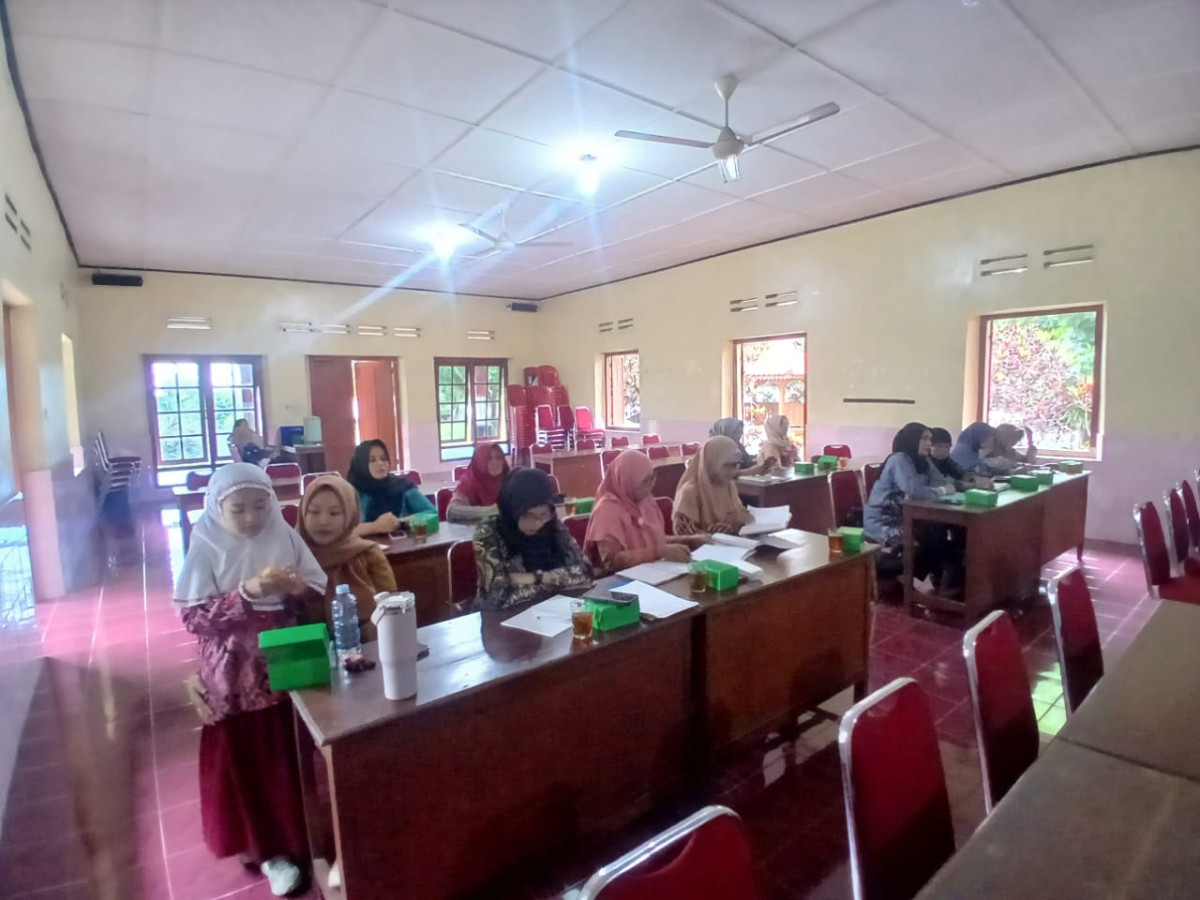 Ibu dukuh lodadi mengikuti pembinaan administrasi pokja 2 oleh kab sleman