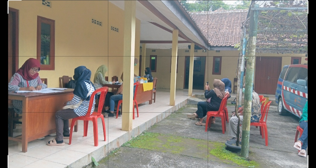 Kader sapen membantu pengambilan sampel daraj