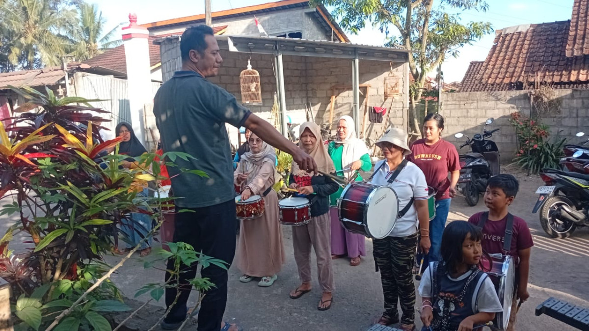 Belajar drumband rt 04 dsn meces