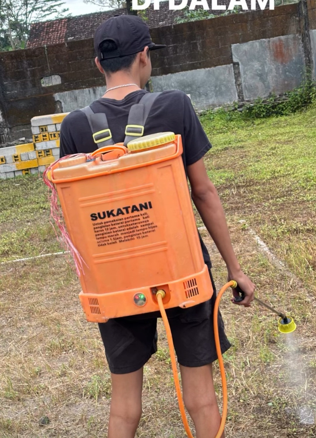 Pembersihan lapangan untuk persiapan lomba 17san dsn meces