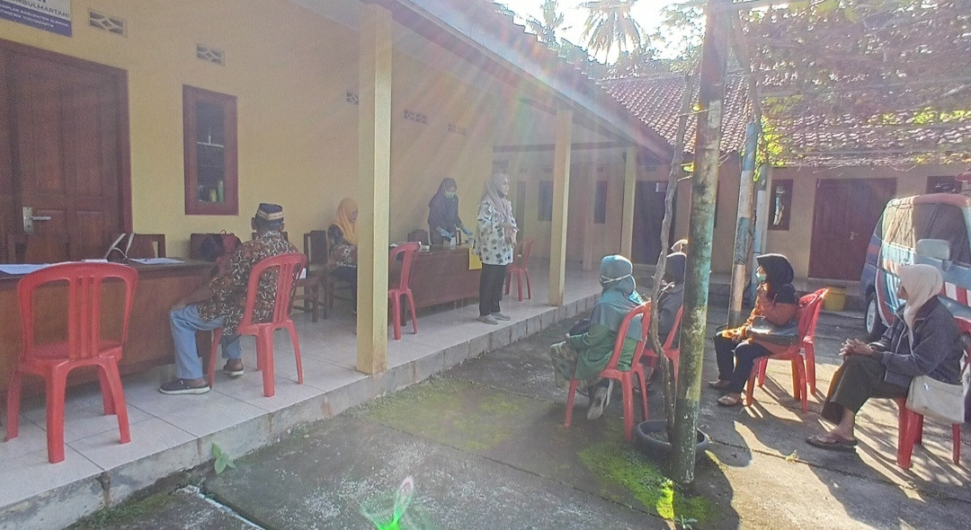 Kader sapen membantu pengambilan sampel darah