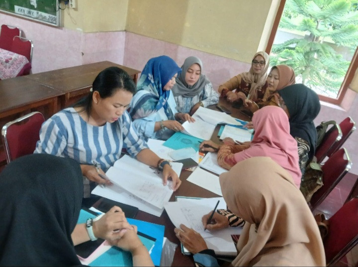 Ibu dukuh lodadi mengikuti pembinaan administrasi Pokja 2 PKK oleh pokja 2 kab.sleman