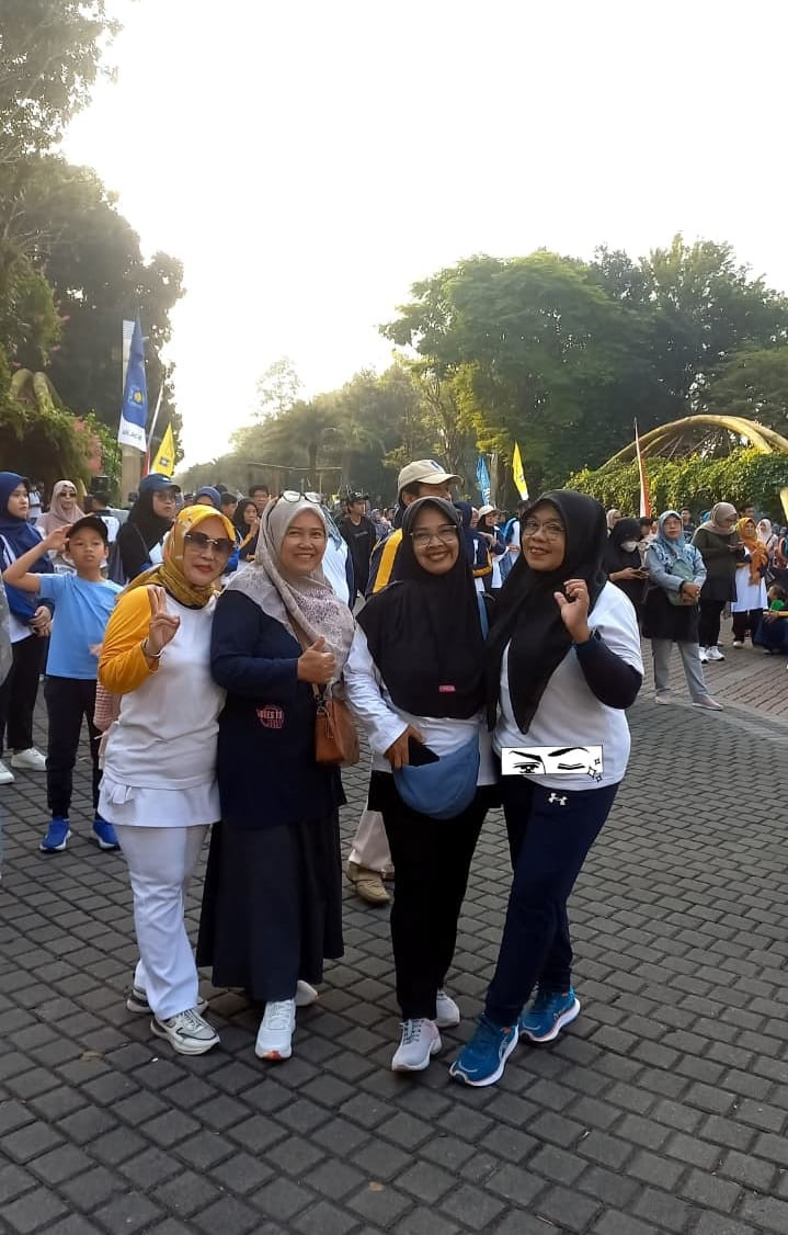 Warga dongkelsari puntuk mengikuti acara jalan sehat di  UII