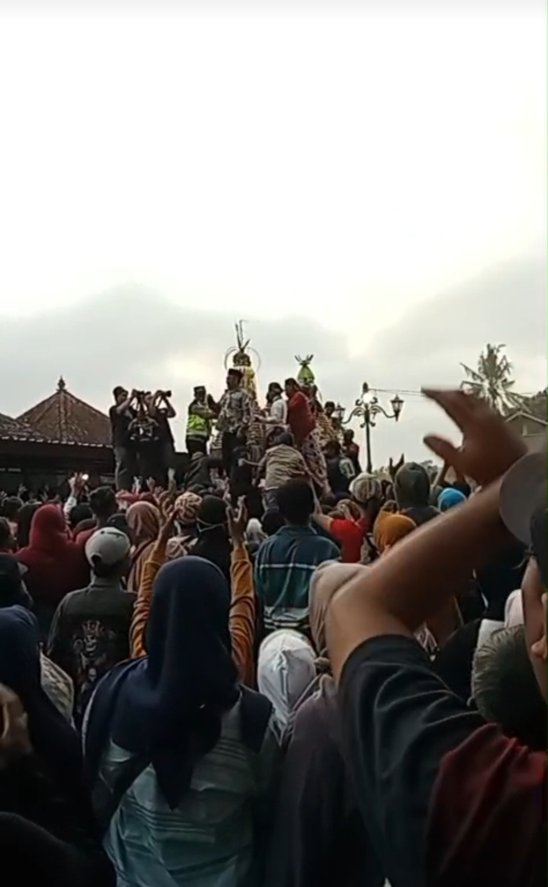 Nknton acara sebar apem dr dsn meces