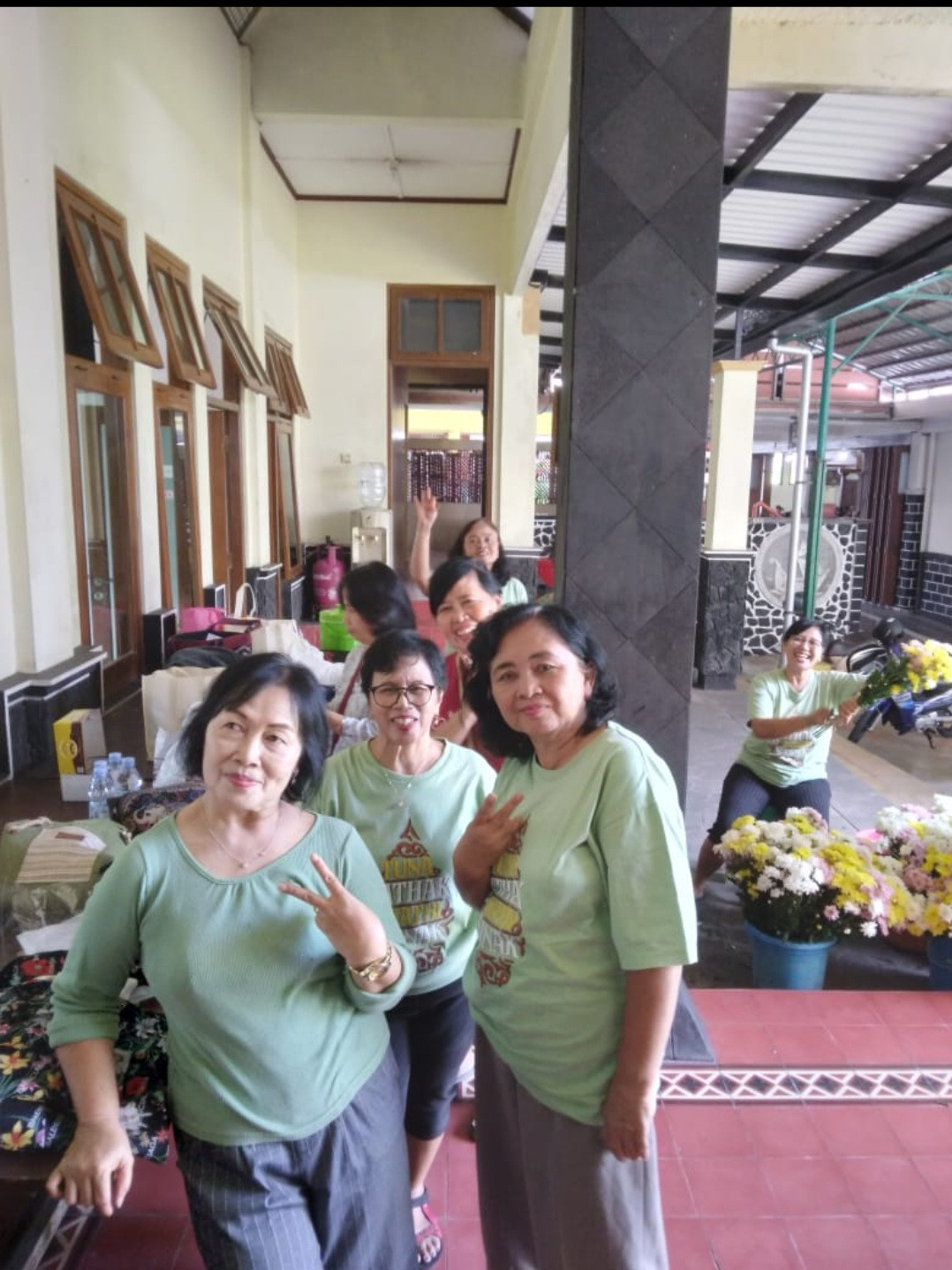 Belajar merangkai bunga warga katolik dsn meces