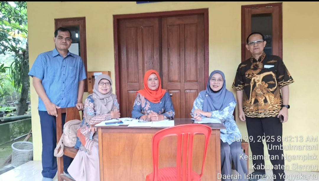 Kader sapen bersama tim pengambilan sampel darah