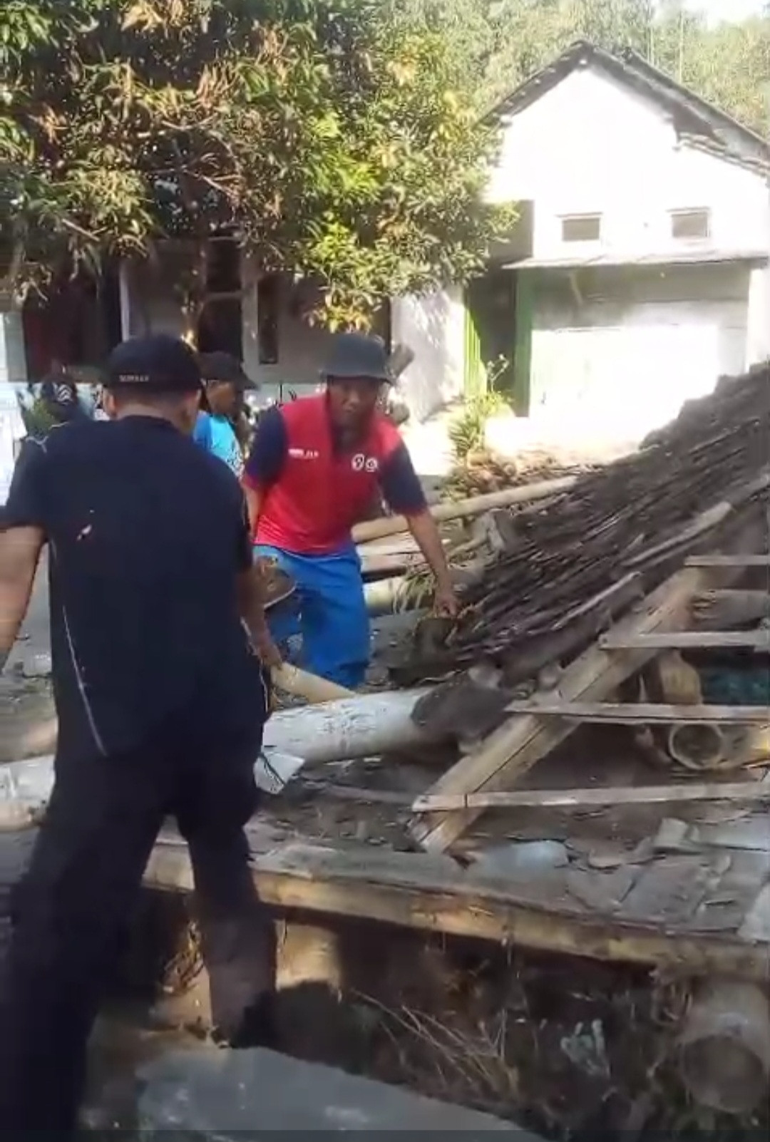 Gotong royong rt 02 pwmbongkaran gardu dsn meces