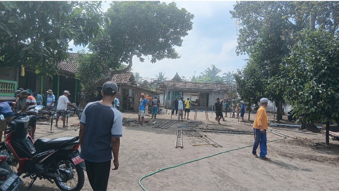 Gotong royong bapak" warga dapen