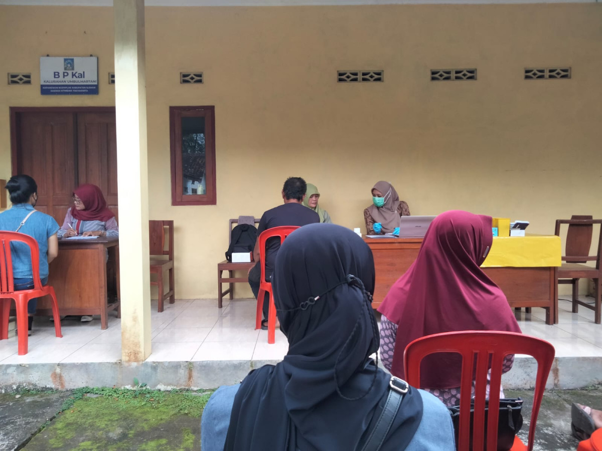 Pengambilan sampel darah pasca vaksin covid yang diikuti warga Puntuk