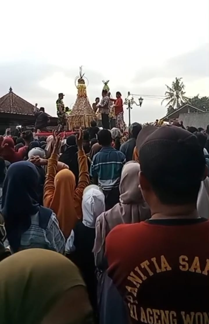 Warga padukuhan dongkelsari puntuk mengikuti kirab pusaka dan penyebaran apem