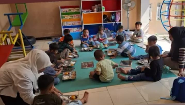 Pemberian MBG di KB qurrata'ayun puntuk