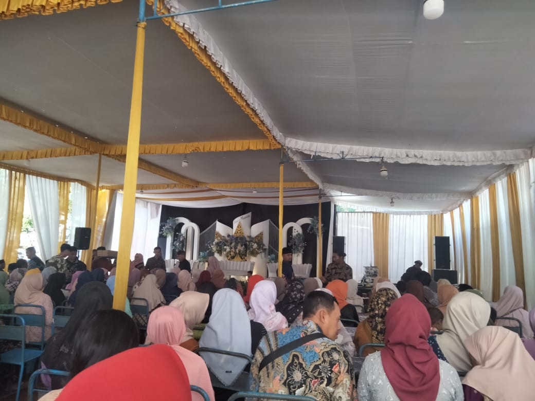 Warga Puntuk dongkelsari menghadiri acara resepsi