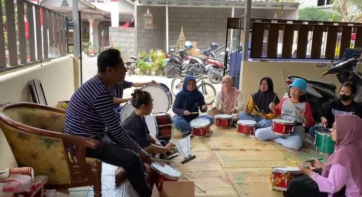 Latihan drumband rt 04 dsn meces