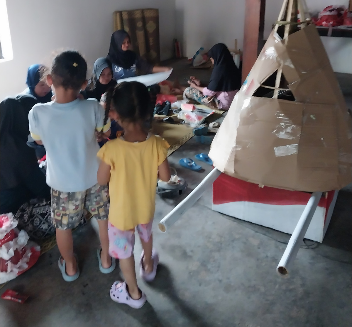 Membuat atribut karnaval rt 03 dsn meces