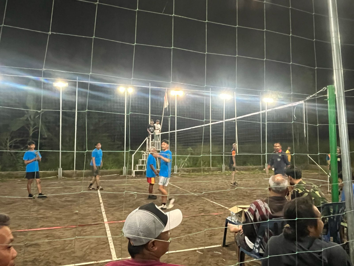 Pertandingan Bola Voli plastik Kategori bapak2 puntuk Hari Ke-1