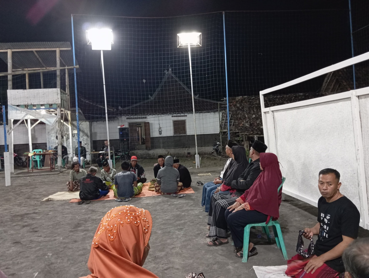 Latihan adat tradisi tingkepan dusun sapen