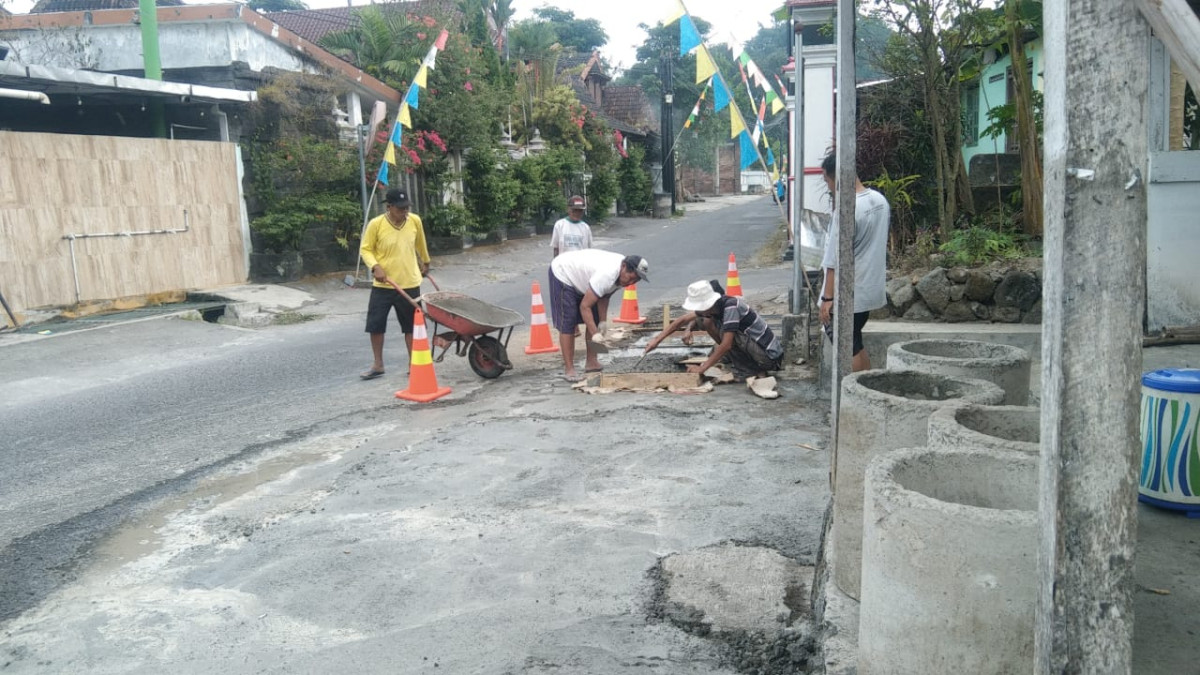 Gotong royong wargaRw 17  ngemplak 2