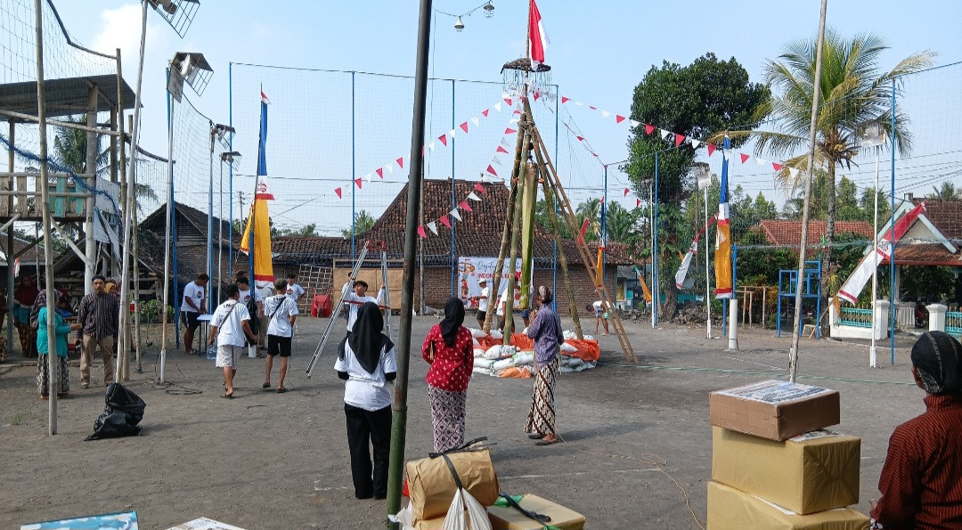 Persiapan lomba panjat debog dusun sapen