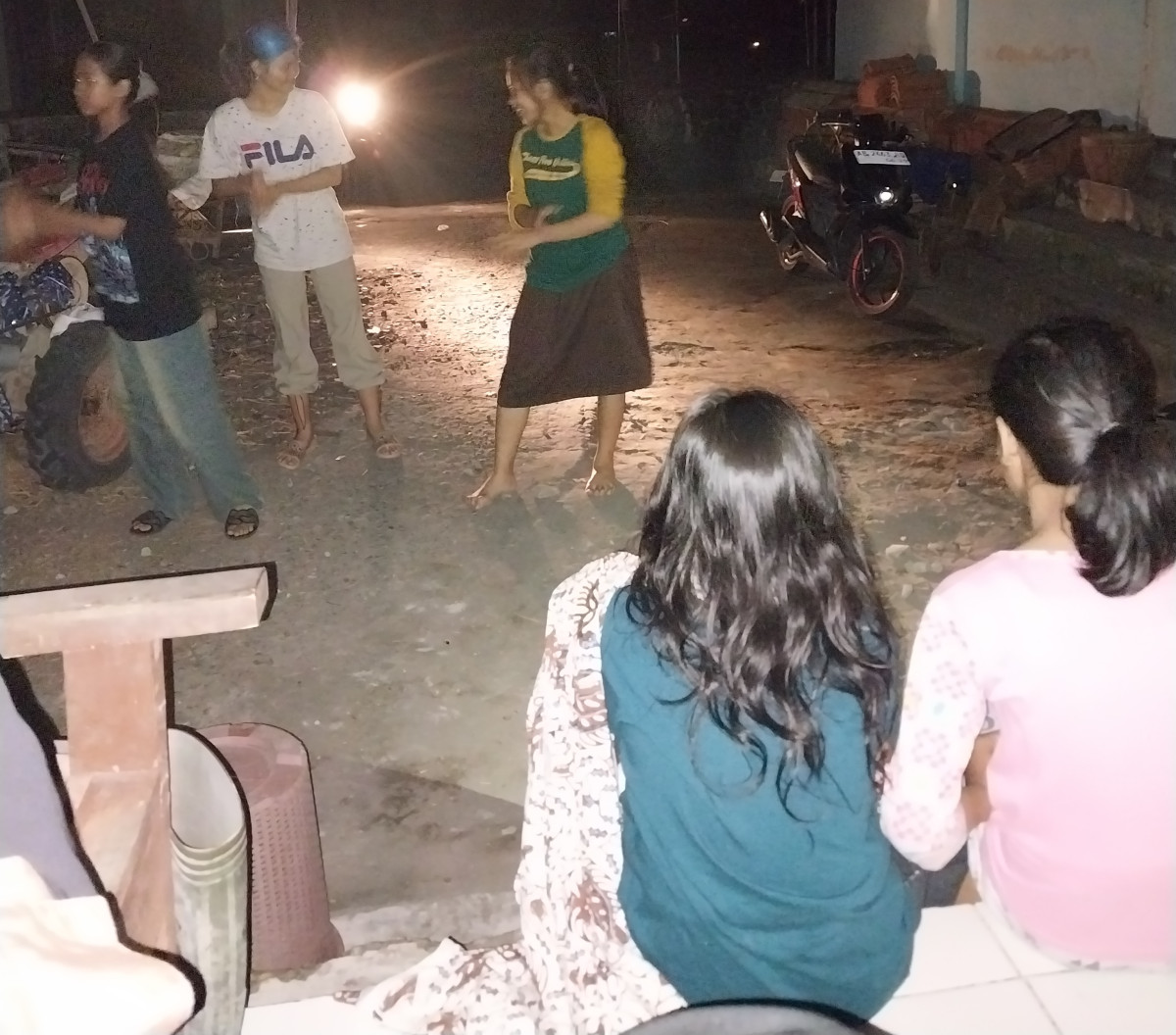 Latihan tari tari dr dsn meces