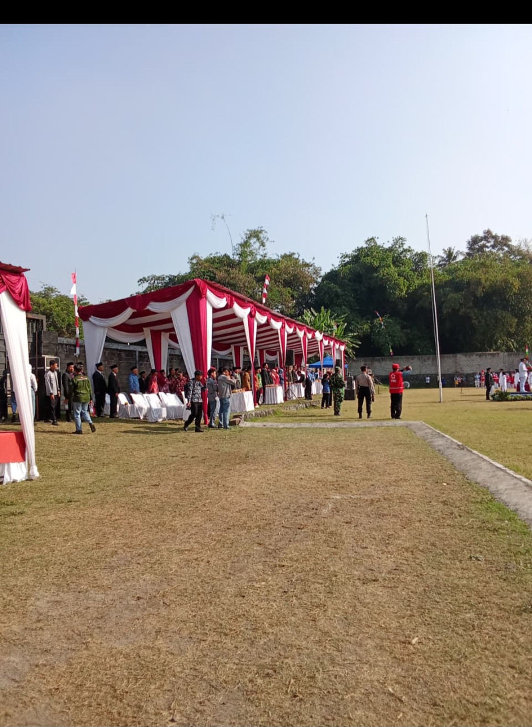 Mengikuti upacara 17 agustus dr dsn meces