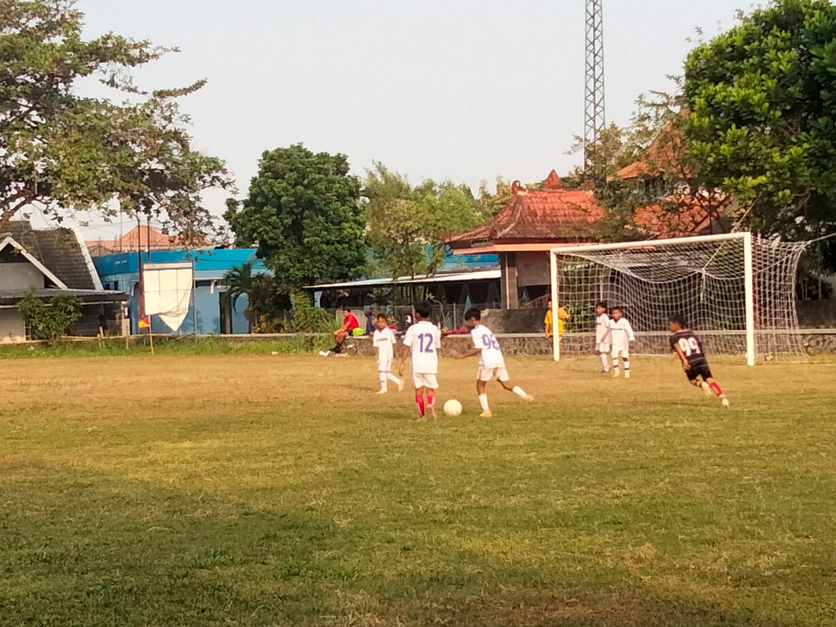 Remaja Puntuk melakukan Latihan sepak bola dsalam rangka persiapan turnamen Bola