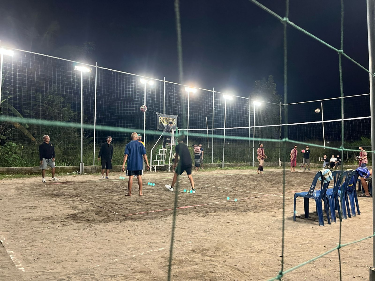 Bapak vs Pemuda Lomba bola voli plastik Dusun Puntuk hari ke 4