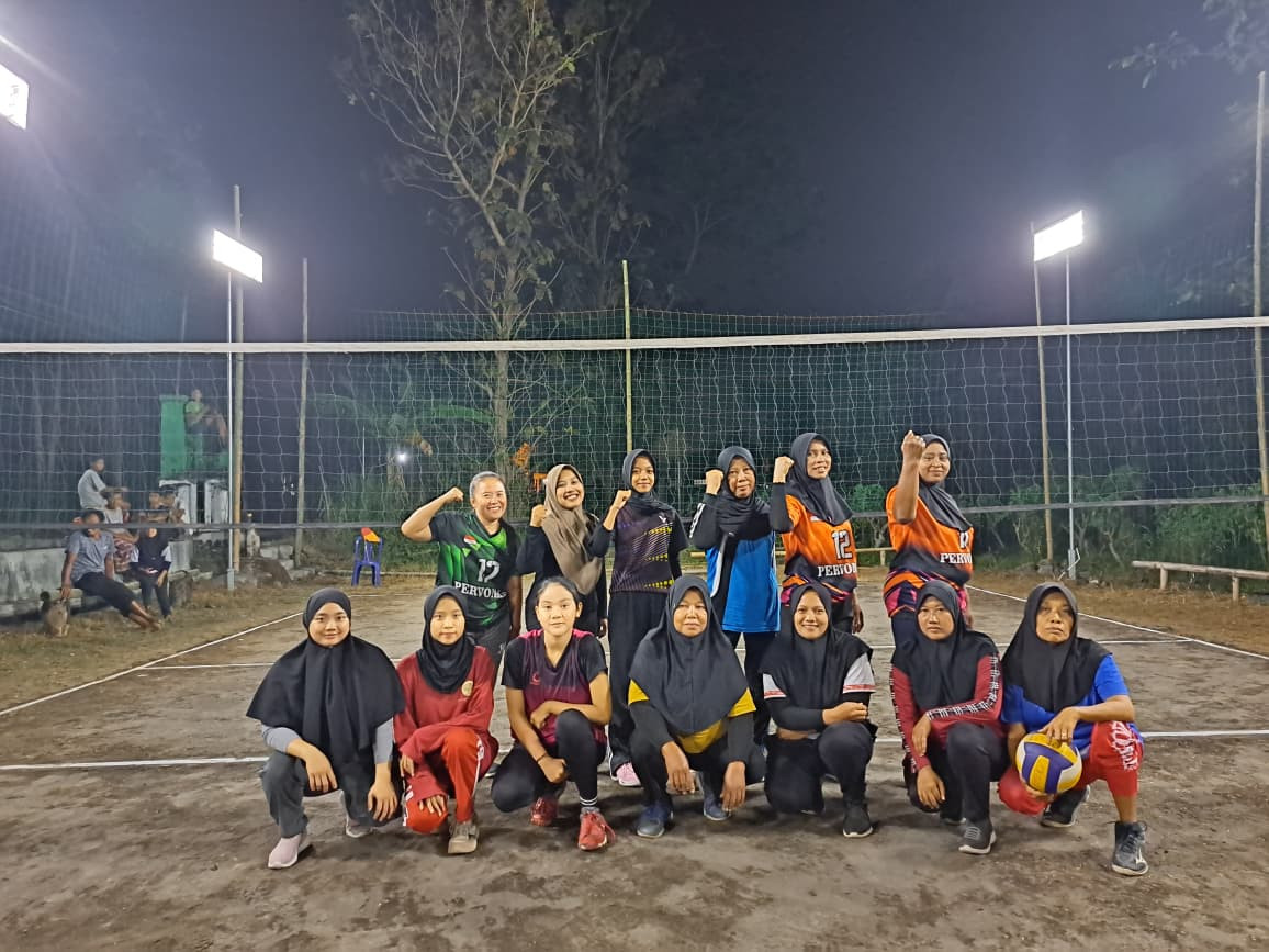 Lomba volly ibu2 antar rt ngemplak asem