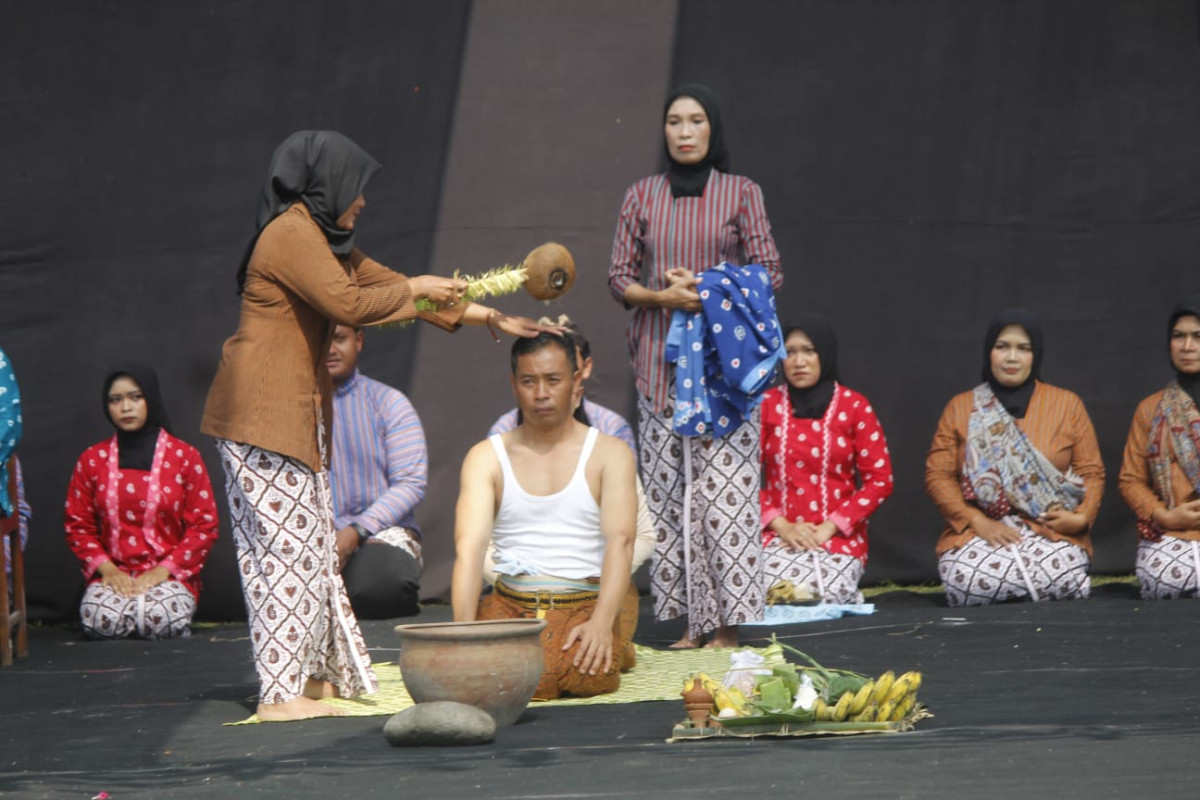 Prosesi siraman oleh warga sapen
