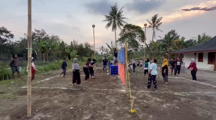 Lomba bola volly Net Tertutup ibu ibu warga rejodani Puntuk