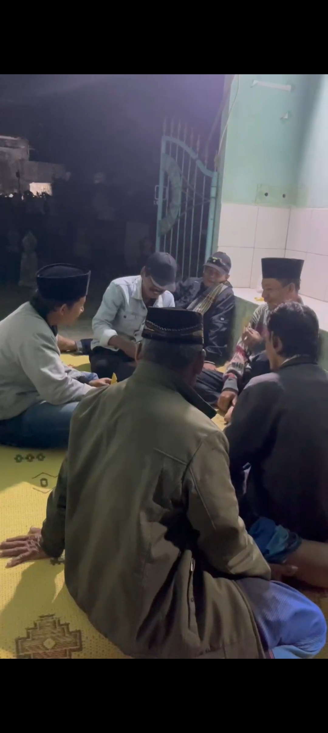 Jaga makam hari 1 dsn meced